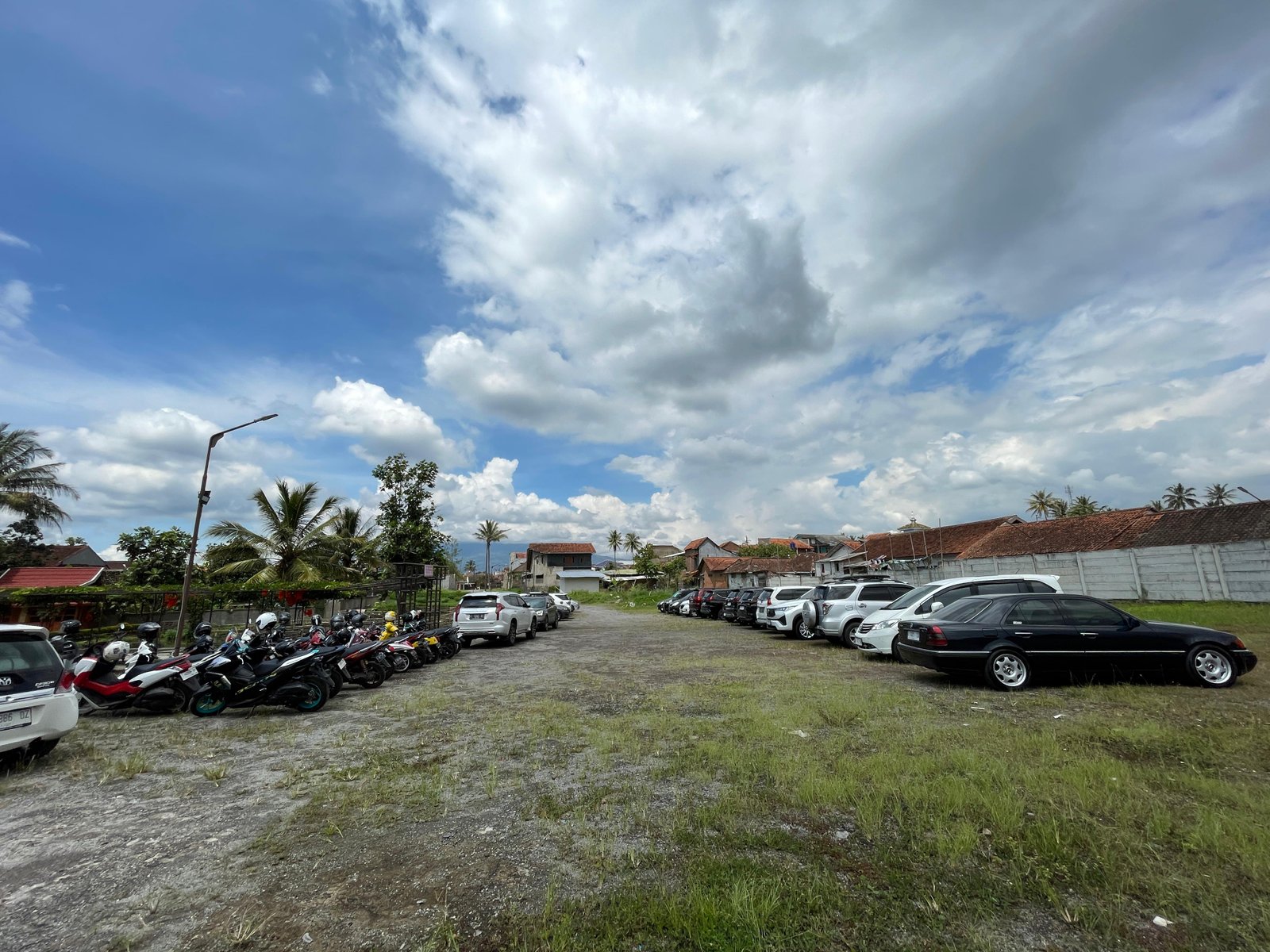 halaman-parkir-belakang-bale-tingtrim-resto